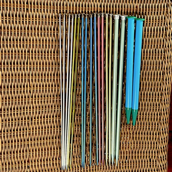 9 Sets of knitting needles - sizes 3-9, 15, plastic and metal - Picture 2 of 6